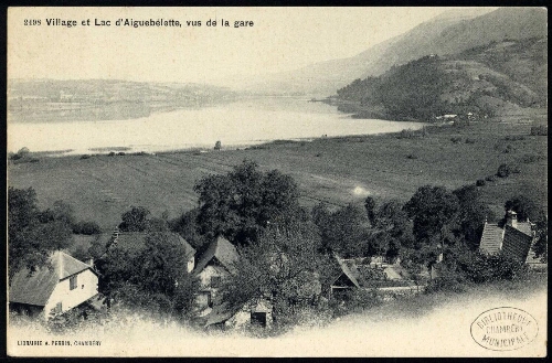 Village et lac d'Aiguebelette vus de la gare