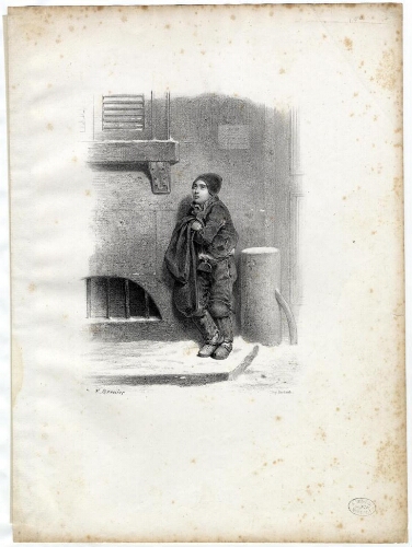 Un petit ramoneur adossé contre un mur dans un paysage urbain enneigé