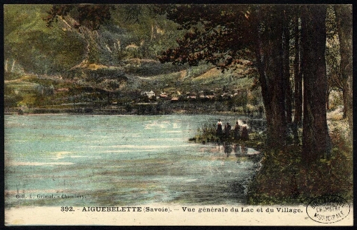 Aiguebelette (Savoie). Vue générale du lac et du village