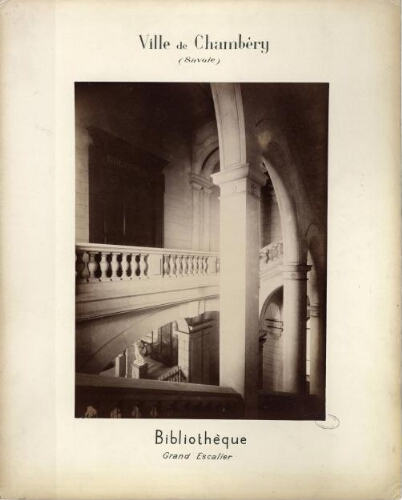 Bibliothèque, grand escalier