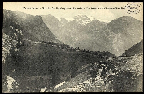 Route de Pralognan. Le Dôme de Chasse-Forêts