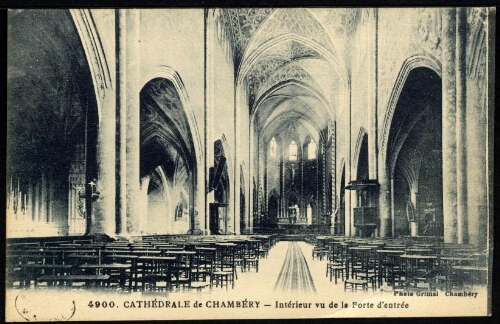 Cathédrale de Chambéry. Intérieur vu de la porte d'entrée