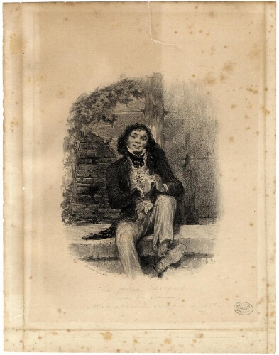 Jeune homme assis sur un muret