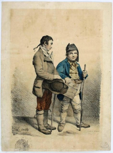 Deux jeunes garçons debout, dont un tenant une boîte et une marmotte
